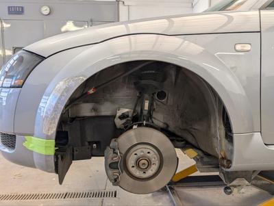 Bremsscheibe und Fahrwerk bei Karosserie-Reparatur