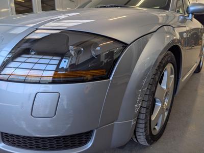 Detailarbeit an Audi-Fahrzeug