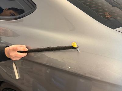 PDR-Klebetechnik mit Zugadapter an Fahrzeugkarosserie