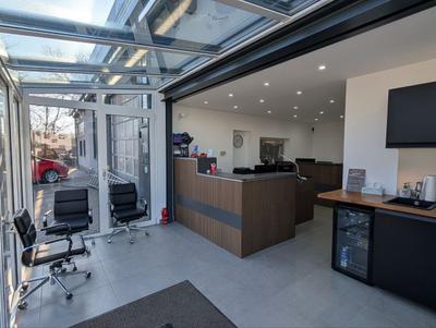 Moderner Empfangstresen mit Glasdach