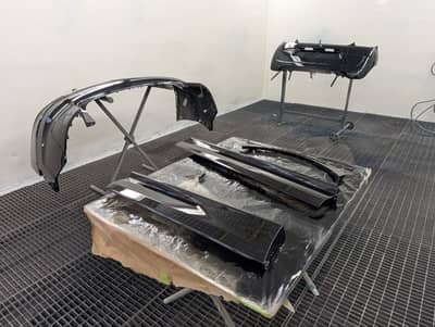 Frisch lackierte Sto&szlig;stange, Zierleisten und Karosserieteile