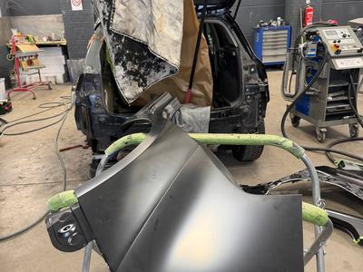 Unfallreparatur mit neuem Kotfl&uuml;gel und abgeklebter Karosserie